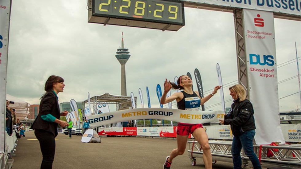 Annie Bersagel vinner Dusseldorf Marathon. Foto: Twittervinnerbilde fra arrangøren